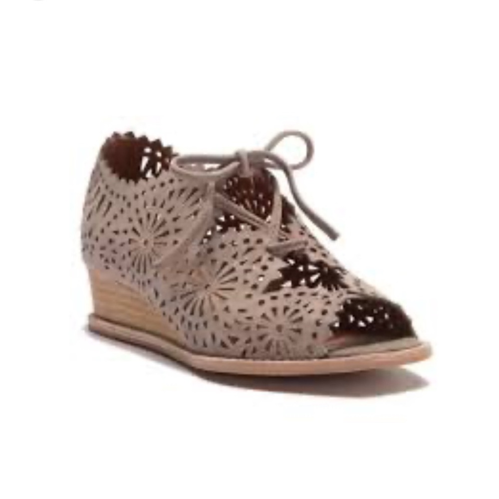 Jeffrey Campbell Wedge Sandals Espejo 7.5 Taupe Suede Laser Cutout Lace Up